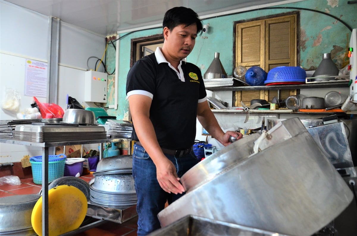 Anh Lương Tiến Mạnh bên những dụng cụ chế biến chả. Ảnh: Đinh Thanh Huyền. Anh Lương Tiến Mạnh bên những dụng cụ chế biến chả. Ảnh: Đinh Thanh Huyền.