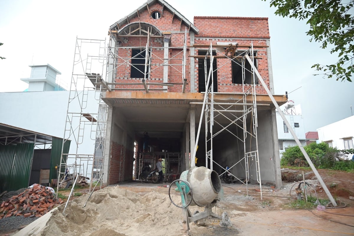 Người dân lo lắng về tiến độ hoàn thành nhà vì giá cát tăng cao nhưng mua không có hàng. Ảnh: Phạm Hoài. Người dân lo lắng về tiến độ hoàn thành nhà vì giá cát tăng cao nhưng mua không có hàng. Ảnh: Phạm Hoài.
