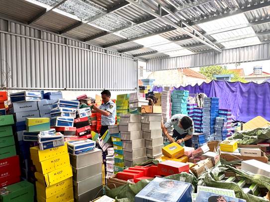 Đoàn kiểm tra đã tiến hành tạm giữ, niêm phong toàn bộ số hàng hóa nêu trên. Ảnh: Chi cục Quản lý thị trường tỉnh Ninh Bình.