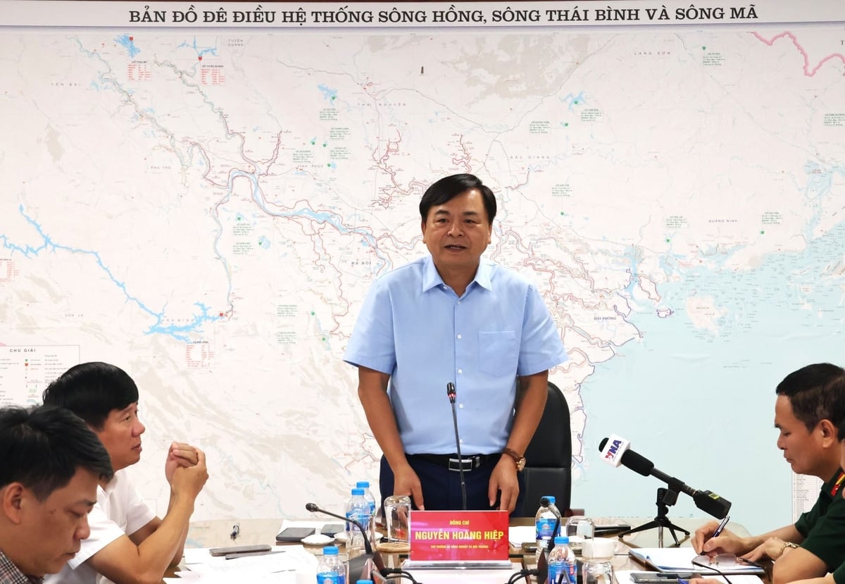 Thứ trưởng Bộ NN-MT Nguyễn Hoàng Hiệp phát biểu chỉ đạo tại cuộc họp về công tác ứng phó bão số 1 chiều 11/6. Ảnh: Trung Nguyên. Thứ trưởng Bộ NN-MT Nguyễn Hoàng Hiệp phát biểu chỉ đạo tại cuộc họp về công tác ứng phó bão số 1 chiều 11/6. Ảnh: Trung Nguyên.