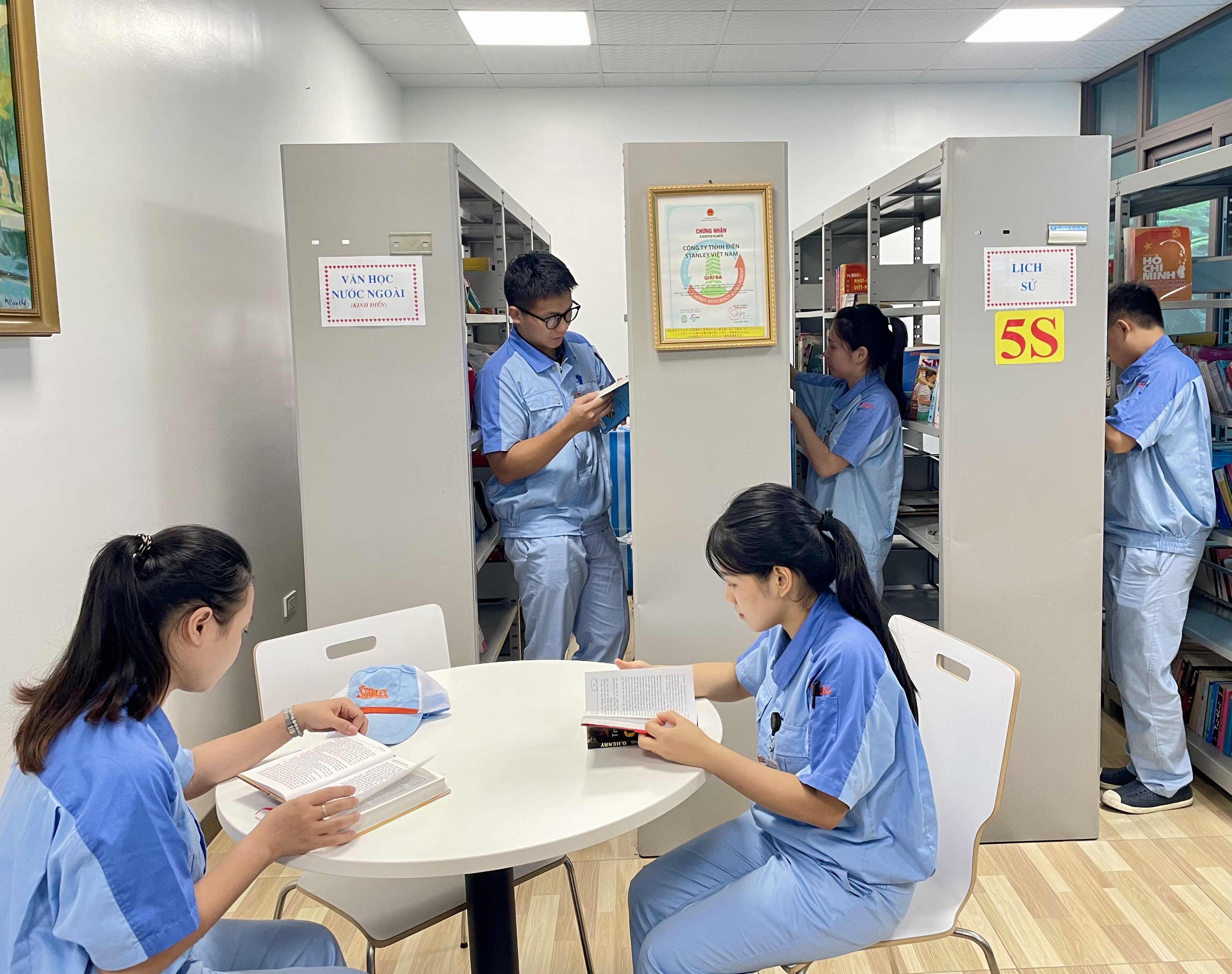 Trong bối cảnh xu hướng nghề nghiệp thay đổi nhanh chóng, người lao động cần chủ động không ngừng học hỏi, tự đào tạo để giữ việc. Ảnh: Hoài Thơ. Trong bối cảnh xu hướng nghề nghiệp thay đổi nhanh chóng, người lao động cần chủ động không ngừng học hỏi, tự đào tạo để giữ việc. Ảnh: Hoài Thơ.