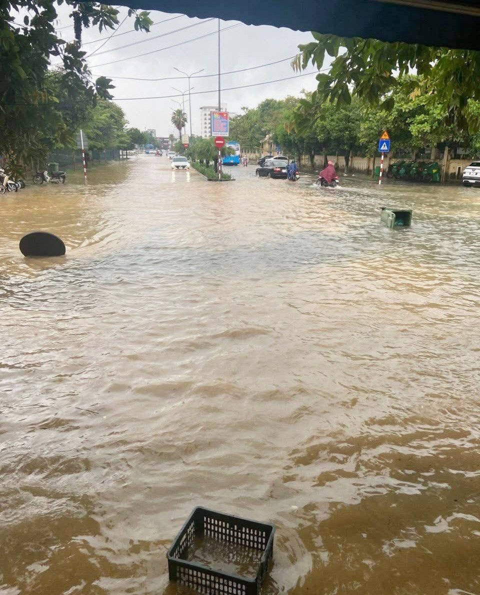 Nhiều tuyến đường ở TP Huế ngập do mưa lớn. Ảnh: CTV. Nhiều tuyến đường ở TP Huế ngập do mưa lớn. Ảnh: CTV.