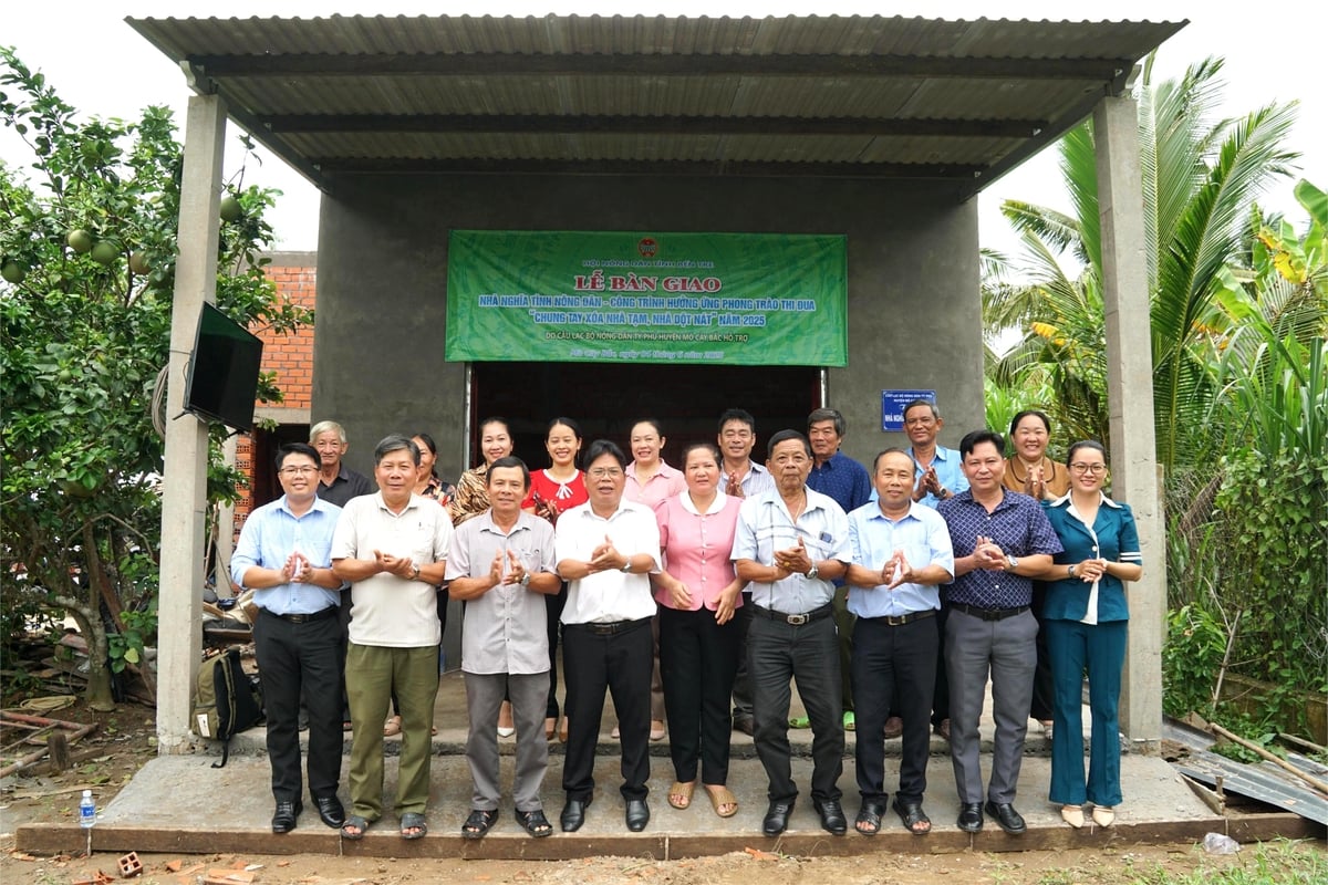 Căn nhà Nghĩa tình nông dân do Hội Nông dân tỉnh Bến Tre phát động xây dựng vừa được trao cho bà Nguyễn Thị Mai Linh. Ảnh: Huỳnh Lê. Căn nhà Nghĩa tình nông dân do Hội Nông dân tỉnh Bến Tre phát động xây dựng vừa được trao cho bà Nguyễn Thị Mai Linh. Ảnh: Huỳnh Lê.