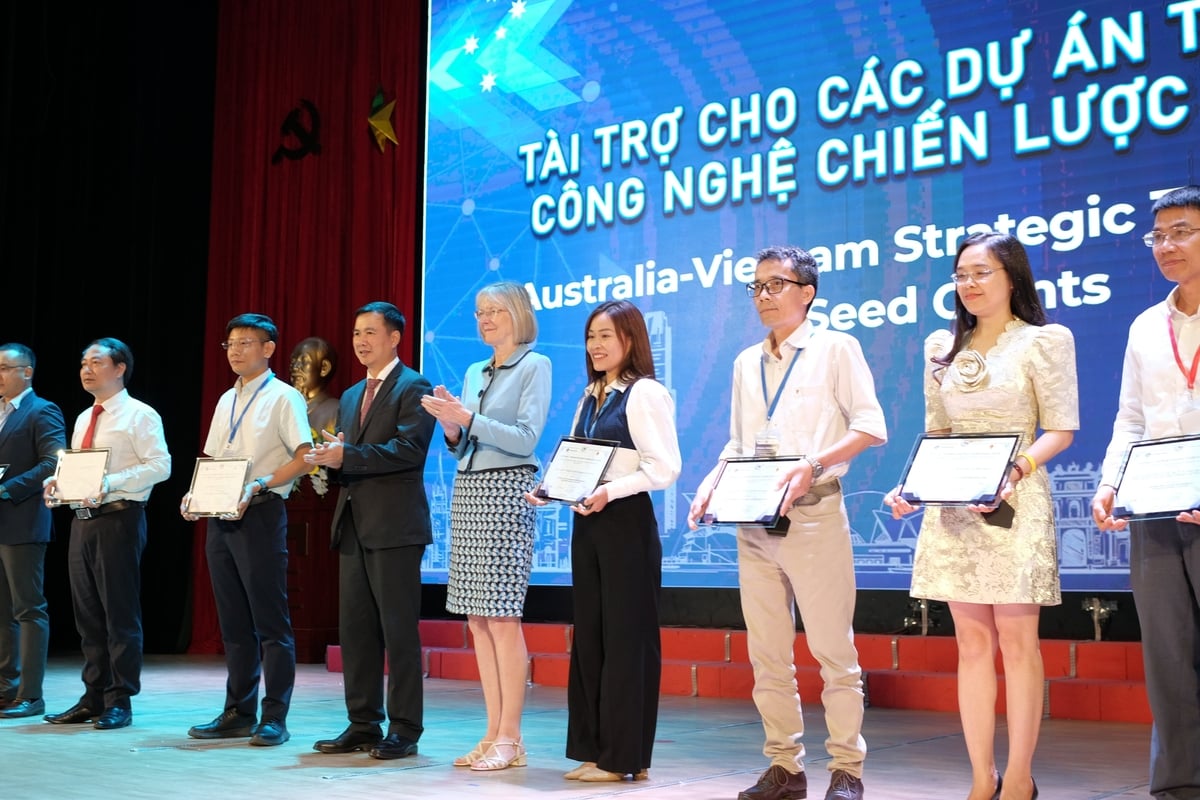 Đại sứ Australia Gillian Bird trao tài trợ cho 8 dự án hạt giống công nghệ chiến lược và 19 Giải thưởng Phụ nữ trong Công nghệ và Sáng tạo. Ảnh: Đại sứ quán Australia tại Việt Nam. Đại sứ Australia Gillian Bird trao tài trợ cho 8 dự án hạt giống công nghệ chiến lược và 19 Giải thưởng Phụ nữ trong Công nghệ và Sáng tạo. Ảnh: Đại sứ quán Australia tại Việt Nam.