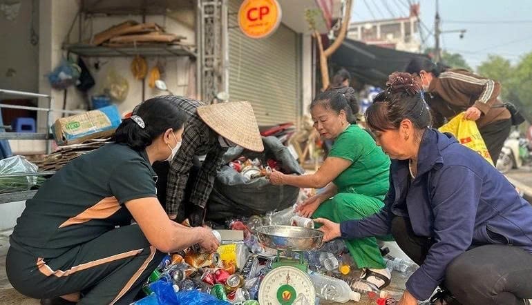 Phụ nữ phường Mường Thanh, tỉnh Điện Biên thu gom phâm loại rác thải nhựa để giữ gìn vệ sinh môi trường. Ảnh: Hoàng Châu. Phụ nữ phường Mường Thanh, tỉnh Điện Biên thu gom phâm loại rác thải nhựa để giữ gìn vệ sinh môi trường. Ảnh: Hoàng Châu.