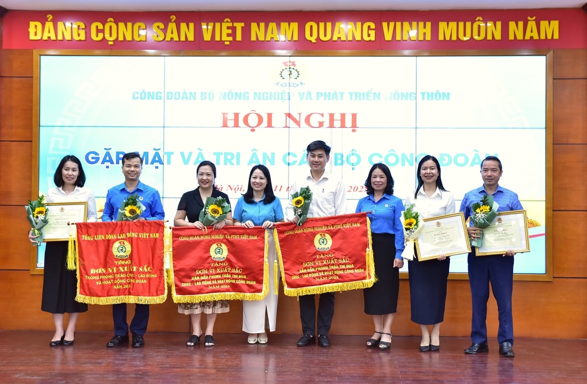 Các đơn vị nhận bằng khen danh hiệu đơn vị xuất sắc trong phong trào thi đua công nhân viên chức - lao động và hoạt động công đoàn năm 2024. Ảnh: Kiều Chi. Các đơn vị nhận bằng khen danh hiệu đơn vị xuất sắc trong phong trào thi đua công nhân viên chức - lao động và hoạt động công đoàn năm 2024. Ảnh: Kiều Chi.