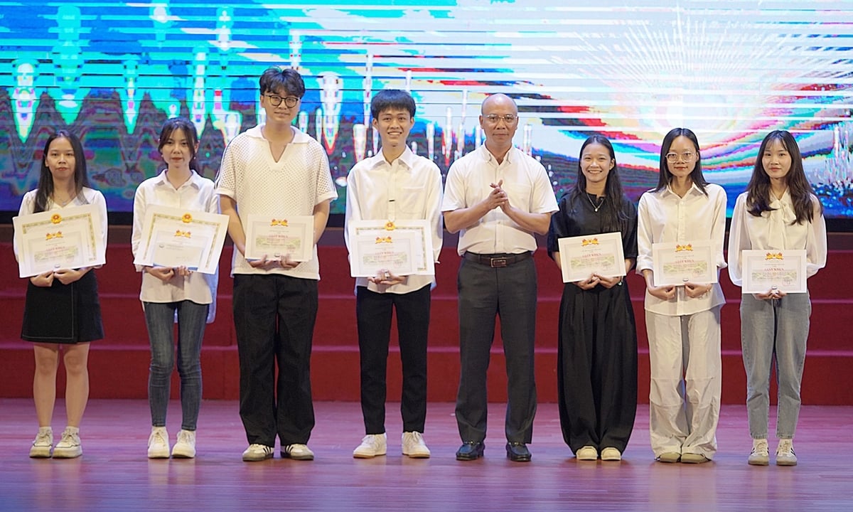 PGS.TS Nguyễn Hữu Huế, Bí thư Đảng ủy, Chủ tịch Hội đồng trường, trao thưởng cho các sinh viên nghiên cứu khoa học cấp Bộ năm học 2023-2024. Ảnh: Bảo Thắng. PGS.TS Nguyễn Hữu Huế, Bí thư Đảng ủy, Chủ tịch Hội đồng trường, trao thưởng cho các sinh viên nghiên cứu khoa học cấp Bộ năm học 2023-2024. Ảnh: Bảo Thắng.
