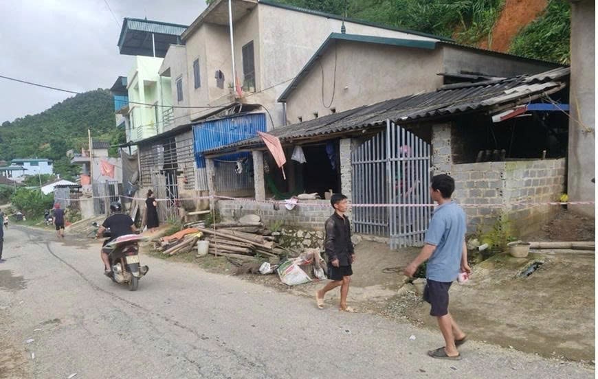 Các hộ dân ở xã Búng Lao, huyện Mường Ảng sống trong khu vực sạt lở đất, được chính quyền địa phương căng dây vận động di dời. Ảnh: Hoàng Châu. Các hộ dân ở xã Búng Lao, huyện Mường Ảng sống trong khu vực sạt lở đất, được chính quyền địa phương căng dây vận động di dời. Ảnh: Hoàng Châu.