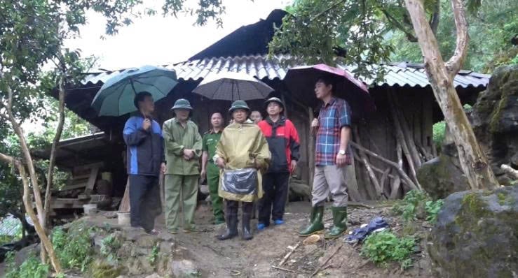 Lãnh đạo huyện Tủa Chùa kiểm tra các điểm có nguy cơ sạt lở đất, khu dân cư có nguy cơ ngập úng, lũ ống lũ quét. Ảnh: Hoàng Châu. Lãnh đạo huyện Tủa Chùa kiểm tra các điểm có nguy cơ sạt lở đất, khu dân cư có nguy cơ ngập úng, lũ ống lũ quét. Ảnh: Hoàng Châu.