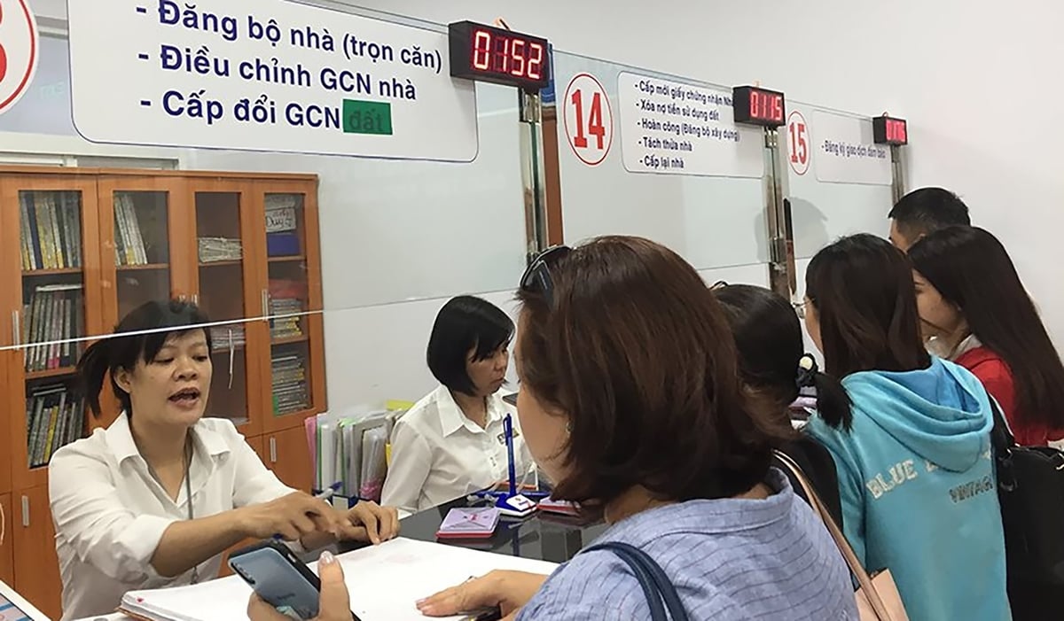 Người dân nộp hồ sơ đất đai tại Chi nhánh Văn phòng Đăng ký đất đai TP. Thủ Đức. Ảnh: Nguyễn Thanh. Người dân nộp hồ sơ đất đai tại Chi nhánh Văn phòng Đăng ký đất đai TP. Thủ Đức. Ảnh: Nguyễn Thanh.