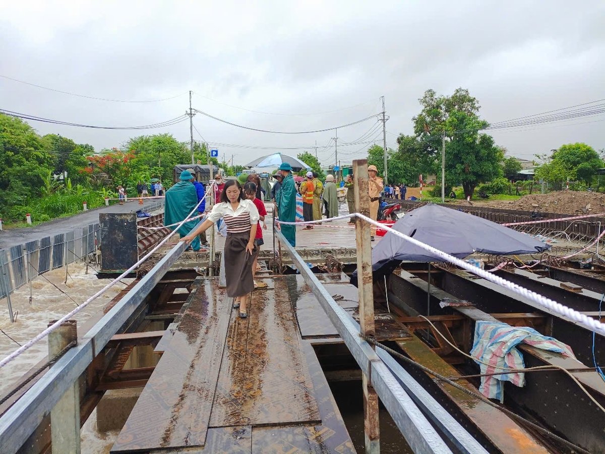 Lực lượng chức năng làm lối đi tạm trên cầu chính để người đi bộ và xe máy qua lại. Ảnh: Tuấn Anh. Lực lượng chức năng làm lối đi tạm trên cầu chính để người đi bộ và xe máy qua lại. Ảnh: Tuấn Anh.