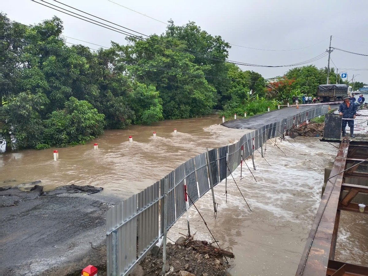 Cầu tạm bị ngập, các phương tiện giao thông trên Quốc lộ 25 chưa thể qua lại. Ảnh: Tuấn Anh. Cầu tạm bị ngập, các phương tiện giao thông trên Quốc lộ 25 chưa thể qua lại. Ảnh: Tuấn Anh.
