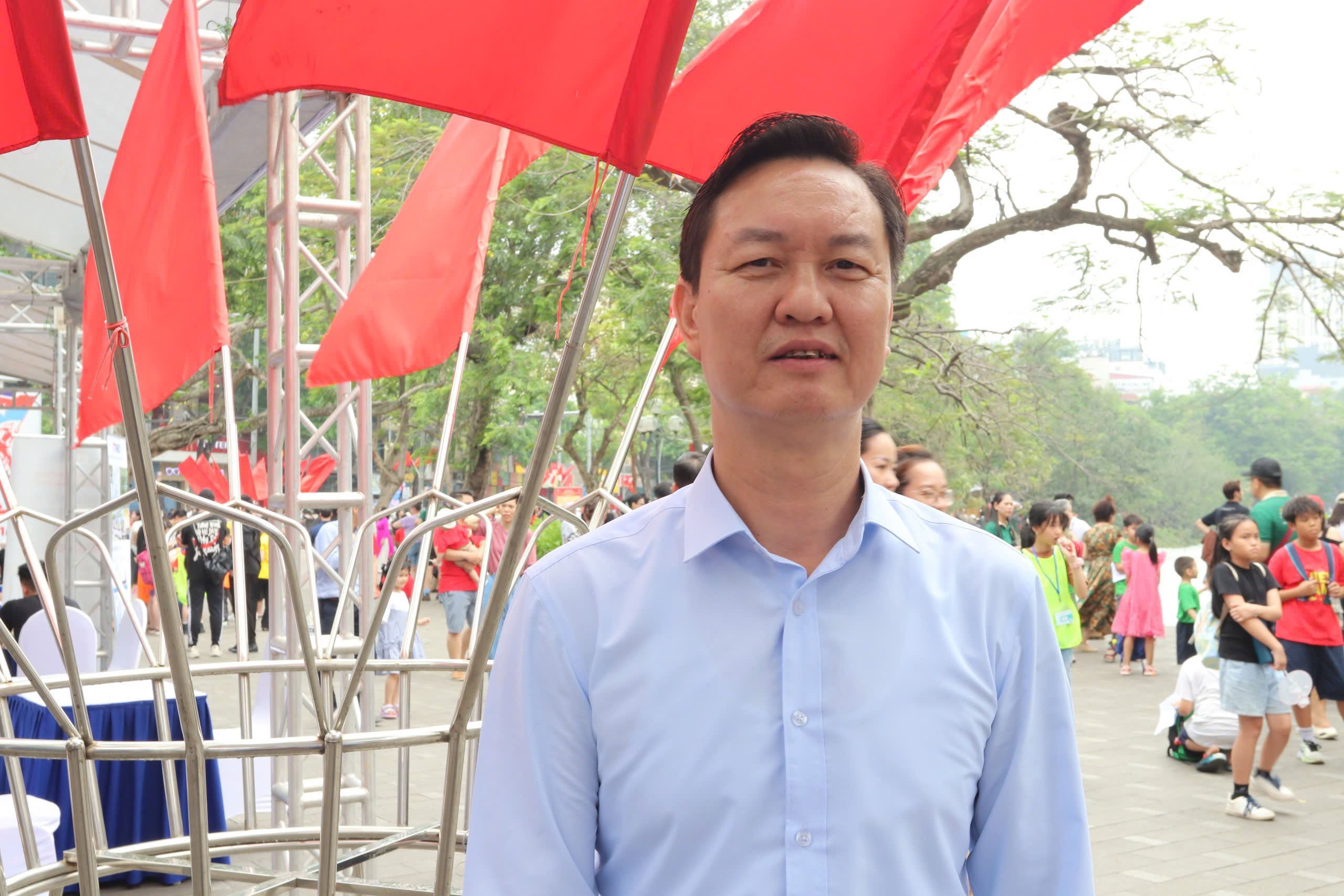 Ông Vũ Quang Thành, Phó Giám đốc Trung tâm Dịch vụ việc làm Hà Nội nhấn mạnh, người lao động cần chủ động đào tạo mình, tái đào tạo mình để thích ứng, hòa nhập với thị trường lao động, nhất là với những người trẻ trong độ tuổi lao động. Ảnh: Hoài Thơ. Ông Vũ Quang Thành, Phó Giám đốc Trung tâm Dịch vụ việc làm Hà Nội nhấn mạnh, người lao động cần chủ động đào tạo mình, tái đào tạo mình để thích ứng, hòa nhập với thị trường lao động, nhất là với những người trẻ trong độ tuổi lao động. Ảnh: Hoài Thơ.