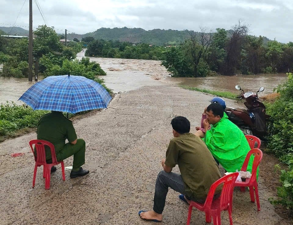 Lực lượng chức năng túc trực 2 đầu khu vực ngập ngầm tràn để đảm bảo an toàn cho người dân và các phương tiện giao thông. Ảnh: Tuấn Anh. Lực lượng chức năng túc trực 2 đầu khu vực ngập ngầm tràn để đảm bảo an toàn cho người dân và các phương tiện giao thông. Ảnh: Tuấn Anh.