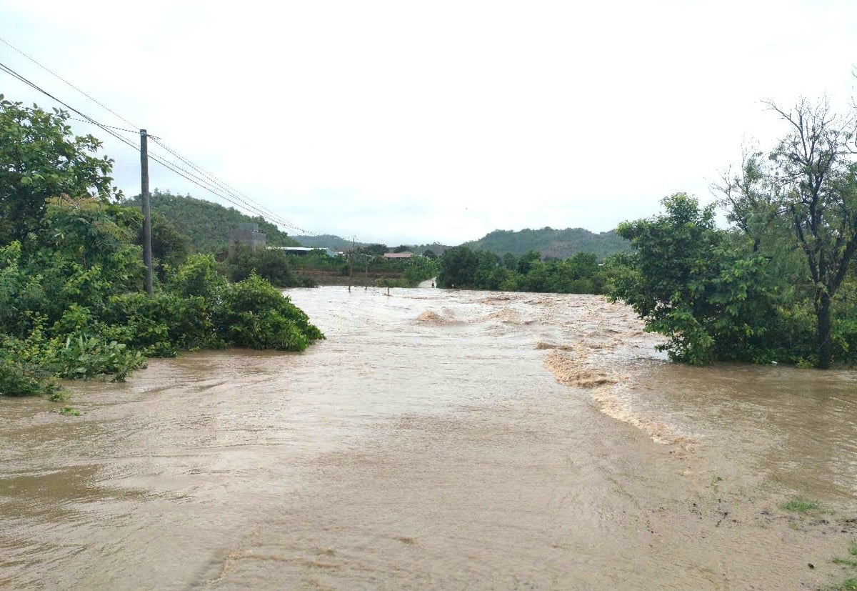 Ngầm tràn bị ngập sâu, hơn 300 hộ dân bị cô lập hoàn toàn. Ảnh: Tuấn Anh. Ngầm tràn bị ngập sâu, hơn 300 hộ dân bị cô lập hoàn toàn. Ảnh: Tuấn Anh.