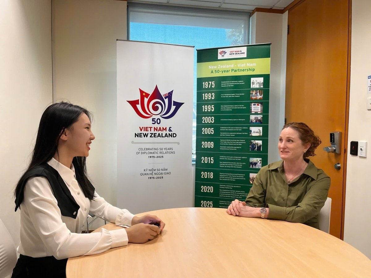 Phóng viên Hồng Ngọc của Báo Nông nghiệp và Môi trường phỏng vấn Đại sứ New Zealand tại Việt Nam Caroline Beresford (phải). Ảnh: Thu Hà. Phóng viên Hồng Ngọc của Báo Nông nghiệp và Môi trường phỏng vấn Đại sứ New Zealand tại Việt Nam Caroline Beresford (phải). Ảnh: Thu Hà.