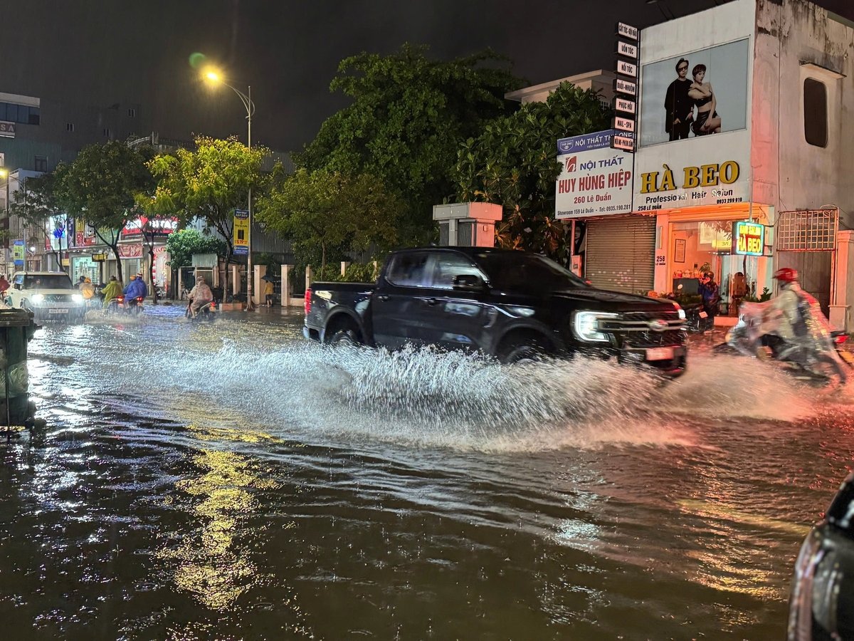 Mưa xối xả trong nhiều giờ đã gây ngập cục bộ một số tuyến phố ở Đà Nẵng. Ảnh: Lan Anh. Mưa xối xả trong nhiều giờ đã gây ngập cục bộ một số tuyến phố ở Đà Nẵng. Ảnh: Lan Anh.