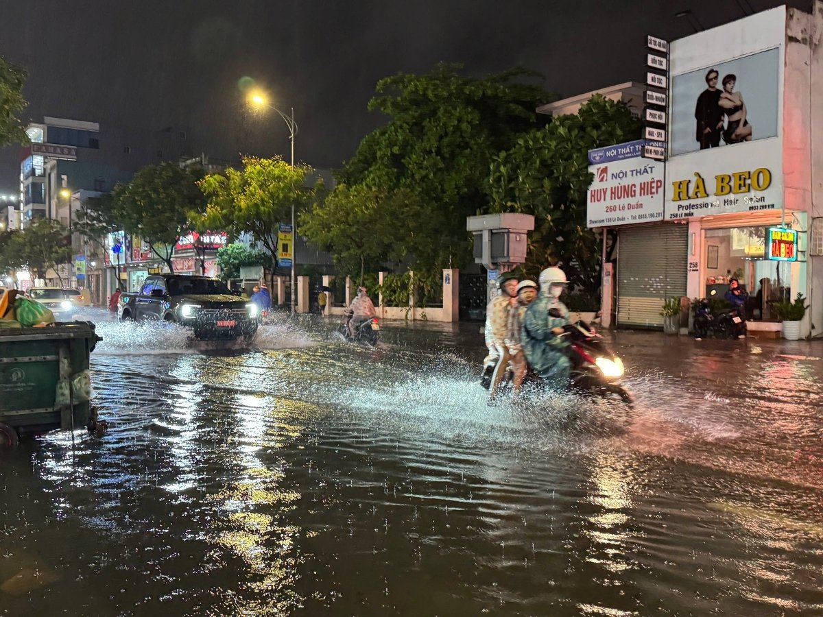 Đường Lê Duẩn bị ngập sau trận mưa vào tối ngày 11/6. Ảnh: Lan Anh Đường Lê Duẩn bị ngập sau trận mưa vào tối ngày 11/6. Ảnh: Lan Anh