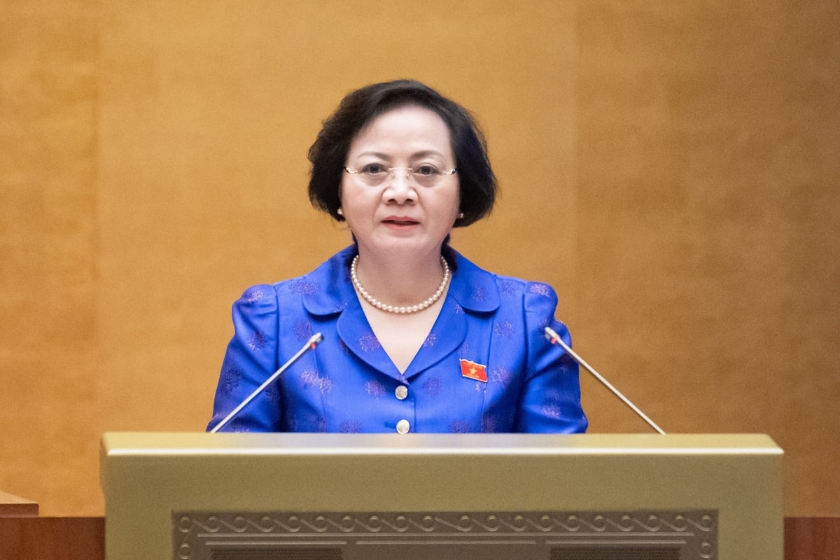 Bộ trưởng Bộ Nội vụ Phạm Thị Thanh Trà trình bày Tờ trình của Chính phủ. Ảnh: Quochoi. Bộ trưởng Bộ Nội vụ Phạm Thị Thanh Trà trình bày Tờ trình của Chính phủ. Ảnh: Quochoi.
