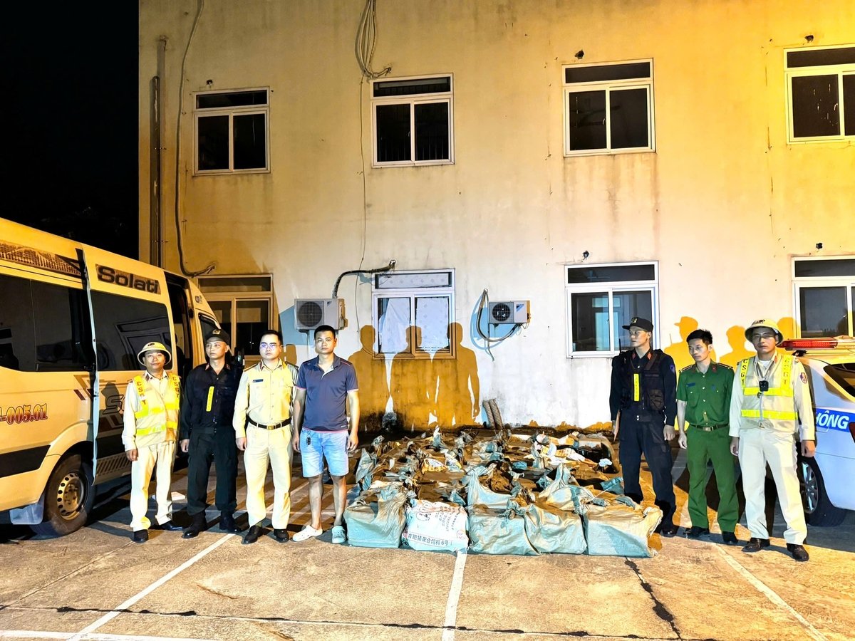 Tổ công tác Cục Cảnh sát giao thông - Bộ Công an phát hiện xe khách vận chuyển trái phép 288 bình 'khí cười': Ảnh: Cục Cảnh sát giao thông. Tổ công tác Cục Cảnh sát giao thông - Bộ Công an phát hiện xe khách vận chuyển trái phép 288 bình 'khí cười': Ảnh: Cục Cảnh sát giao thông.