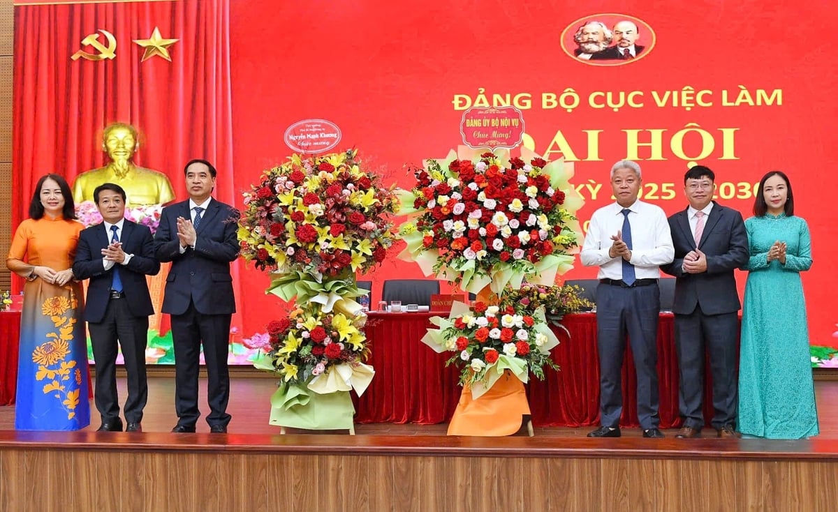 Thay mặt Đảng ủy Bộ Nội vụ, đồng chí Nguyễn Mạnh Khương tặng hoa chúc mừng Đại hội Đảng bộ Cục Việc làm. Ảnh: T. Kiên. Thay mặt Đảng ủy Bộ Nội vụ, đồng chí Nguyễn Mạnh Khương tặng hoa chúc mừng Đại hội Đảng bộ Cục Việc làm. Ảnh: T. Kiên.