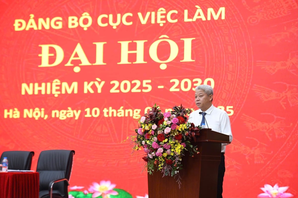 Đồng chí Nguyễn Mạnh Khương, Uỷ viên Ban Thường vụ Đảng uỷ, Chủ nhiệm Ủy ban kiểm tra Đảng ủy Bộ, Thứ trưởng Bộ Nội vụ phát biểu tại Đại hội. Ảnh: T. Kiên. Đồng chí Nguyễn Mạnh Khương, Uỷ viên Ban Thường vụ Đảng uỷ, Chủ nhiệm Ủy ban kiểm tra Đảng ủy Bộ, Thứ trưởng Bộ Nội vụ phát biểu tại Đại hội. Ảnh: T. Kiên.