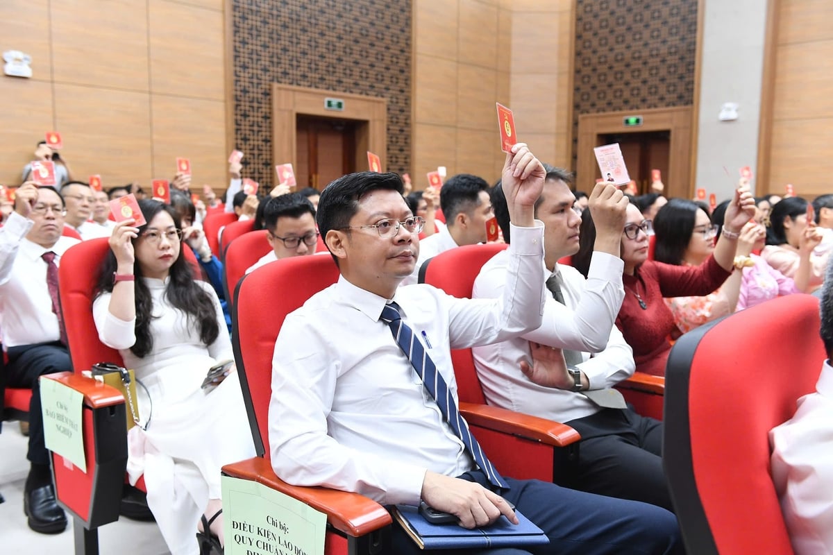 Đại hội tiến hành biểu quyết thông qua Nghị quyết. Ảnh: T Kiên. Đại hội tiến hành biểu quyết thông qua Nghị quyết. Ảnh: T Kiên.