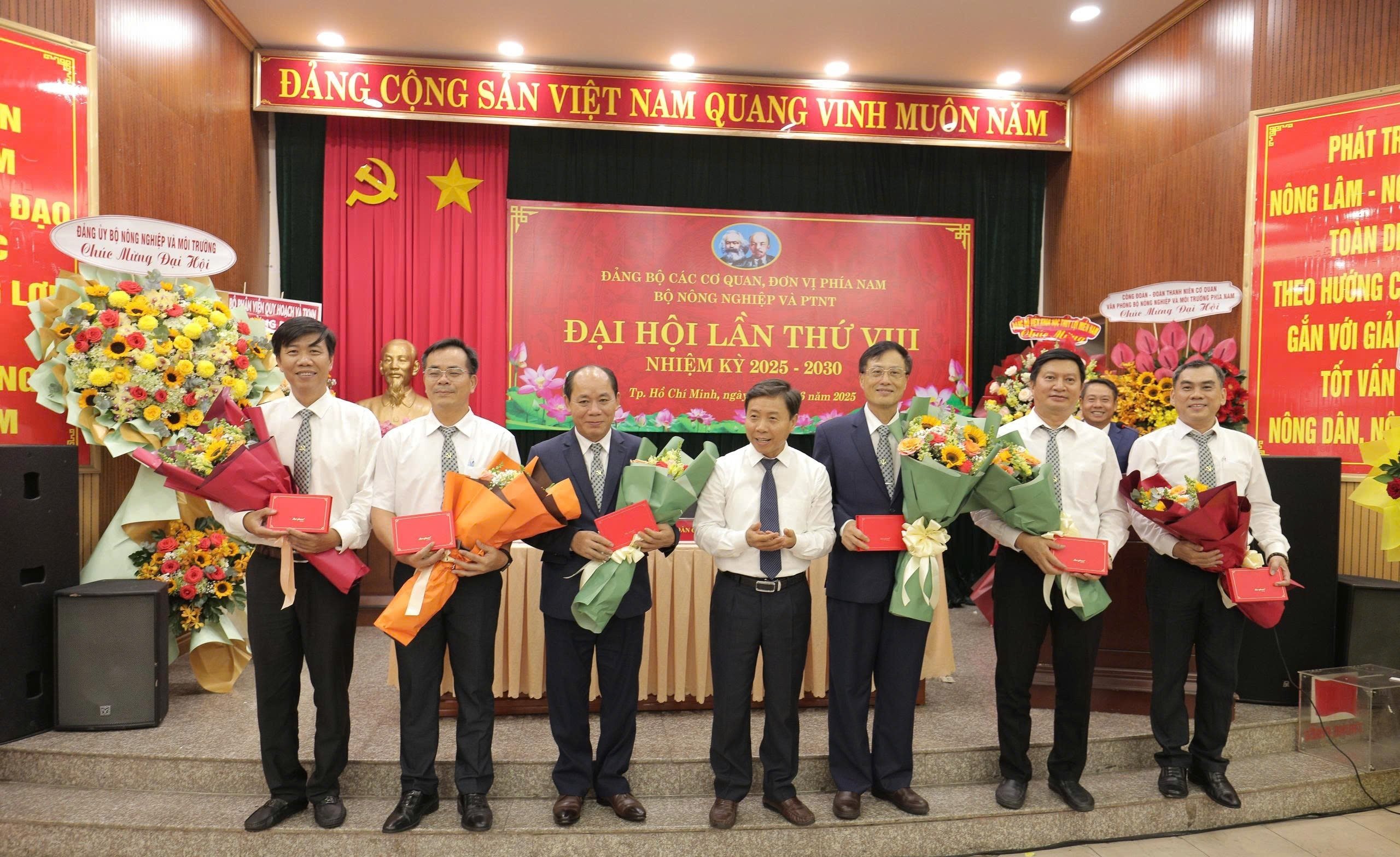 Đồng chí Nguyễn Văn Trường, Ủy viên Ban Chấp hành Đảng ủy Bộ Nông nghiệp và Môi trường tặng hoa chúc mừng Ban Chấp hành Đảng ủy các Cơ quan, Đơn vị phía Nam nhiệm kỳ mới. Ảnh: Minh Sáng. Đồng chí Nguyễn Văn Trường, Ủy viên Ban Chấp hành Đảng ủy Bộ Nông nghiệp và Môi trường tặng hoa chúc mừng Ban Chấp hành Đảng ủy các Cơ quan, Đơn vị phía Nam nhiệm kỳ mới. Ảnh: Minh Sáng.