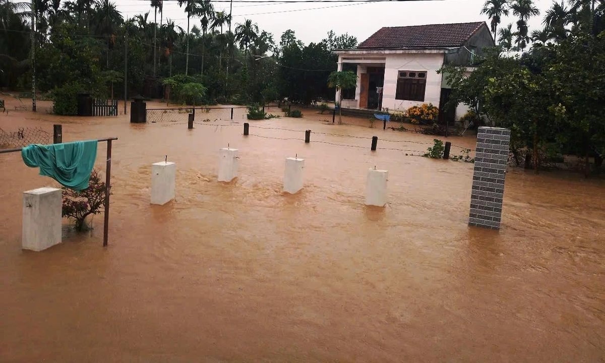 Tại huyện Đại Lộc, nước lên nhanh tràn vào nhà dân, thống kê có trên 700 ngôi nhà ở huyện này bị ngập dưới 1m. Ảnh: CTV. Tại huyện Đại Lộc, nước lên nhanh tràn vào nhà dân, thống kê có trên 700 ngôi nhà ở huyện này bị ngập dưới 1m. Ảnh: CTV.