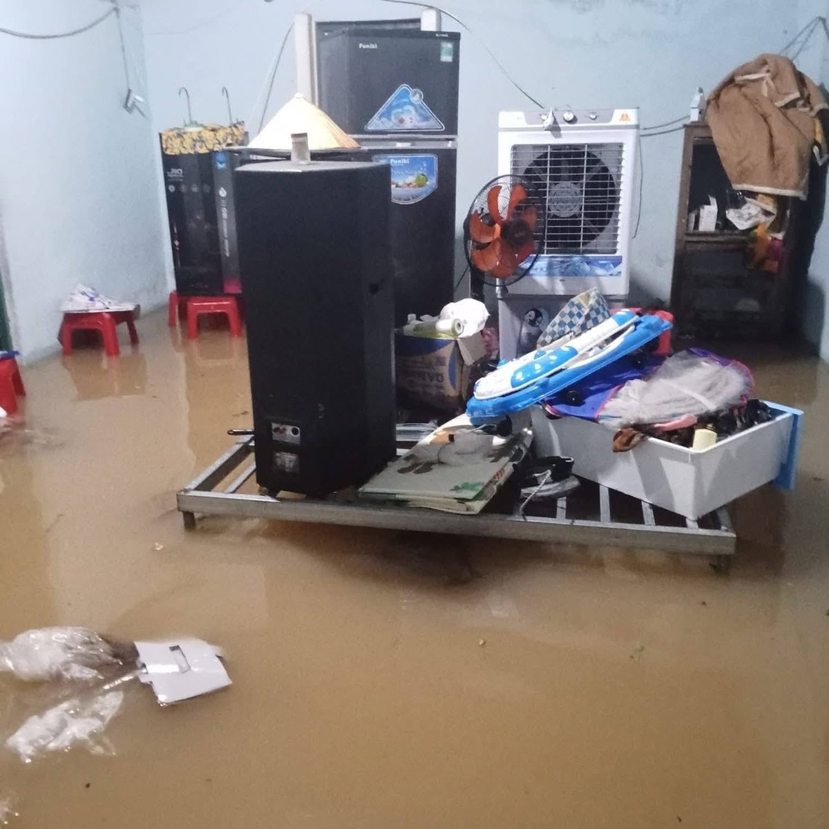 Người dân Quảng Nam phải kê đồ đạc lên cao khi nước tràn vào nhà để tránh hư hỏng. Ảnh: T.H. Người dân Quảng Nam phải kê đồ đạc lên cao khi nước tràn vào nhà để tránh hư hỏng. Ảnh: T.H.