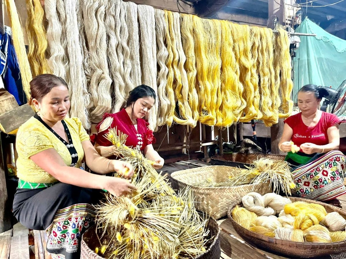 Tơ tằm của bà con bản Mòng 1,2 ngày càng được ưa chuộng trên thị trường. Ảnh: Đình Tiệp.