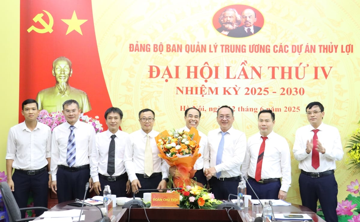 Đồng chí Ngô Hồng Giang tặng hoa chúc mừng BCH Đảng bộ Ban Quản lý Trung ương các Dự án Thủy lợi, nhiệm kỳ 2025 - 2030. Ảnh: Việt Anh. Đồng chí Ngô Hồng Giang tặng hoa chúc mừng BCH Đảng bộ Ban Quản lý Trung ương các Dự án Thủy lợi, nhiệm kỳ 2025 - 2030. Ảnh: Việt Anh.