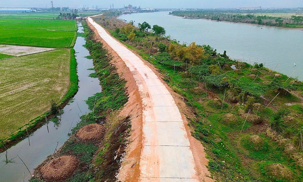 Công việc quản lý đê điều càng trở nên cấp bách vào mùa mưa bão. Ảnh: Phạm Hiếu. Công việc quản lý đê điều càng trở nên cấp bách vào mùa mưa bão. Ảnh: Phạm Hiếu.