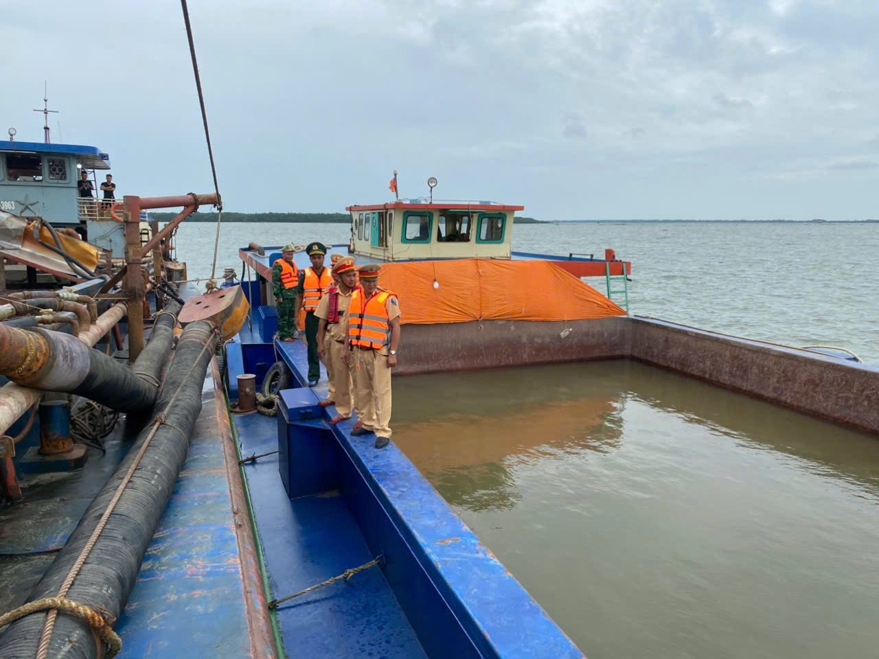 Lực lượng chức năng kiểm tra phương tiện khai thác, vận chuyển cát trái phép. Ảnh: Thủy đoàn II, Cục CSGT. Lực lượng chức năng kiểm tra phương tiện khai thác, vận chuyển cát trái phép. Ảnh: Thủy đoàn II, Cục CSGT.
