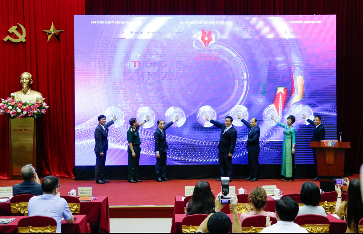 Ông Nguyễn Trọng Nghĩa, Ủy viên Bộ Chính trị, Bí thư Trung ương Đảng, Trưởng Ban Tuyên giáo và Dân vận Trung ương, Trưởng Ban Chỉ đạo công tác thông tin đối ngoại, cùng lãnh đạo các ban, bộ, ngành Trung ương tham dự và thực hiện nghi thức phát động Giải thưởng. Ảnh: THVN. Ông Nguyễn Trọng Nghĩa, Ủy viên Bộ Chính trị, Bí thư Trung ương Đảng, Trưởng Ban Tuyên giáo và Dân vận Trung ương, Trưởng Ban Chỉ đạo công tác thông tin đối ngoại, cùng lãnh đạo các ban, bộ, ngành Trung ương tham dự và thực hiện nghi thức phát động Giải thưởng. Ảnh: THVN.