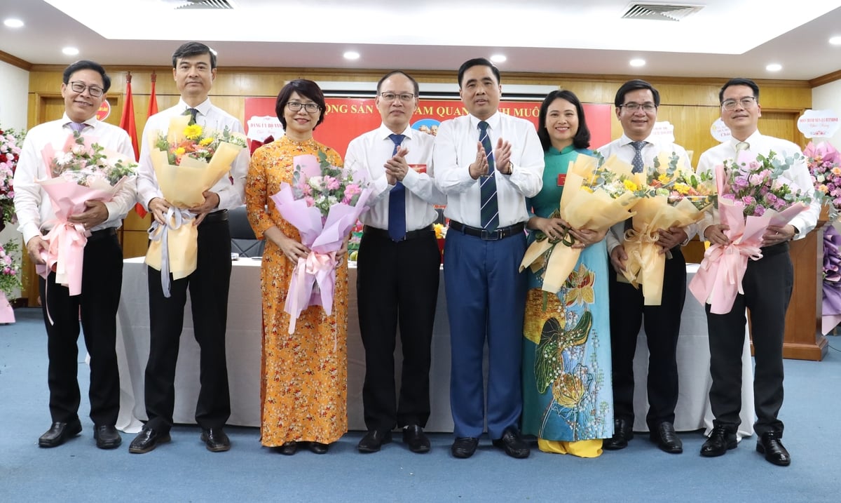 Thứ trưởng Nguyễn Quốc Trị tặng hoa, chúc mừng BCH Đảng bộ Cục Bảo tồn thiên nhiên và Đa dạng sinh học, nhiệm kỳ 2025-2030. Ảnh: Nguyễn Thủy. Thứ trưởng Nguyễn Quốc Trị tặng hoa, chúc mừng BCH Đảng bộ Cục Bảo tồn thiên nhiên và Đa dạng sinh học, nhiệm kỳ 2025-2030. Ảnh: Nguyễn Thủy.