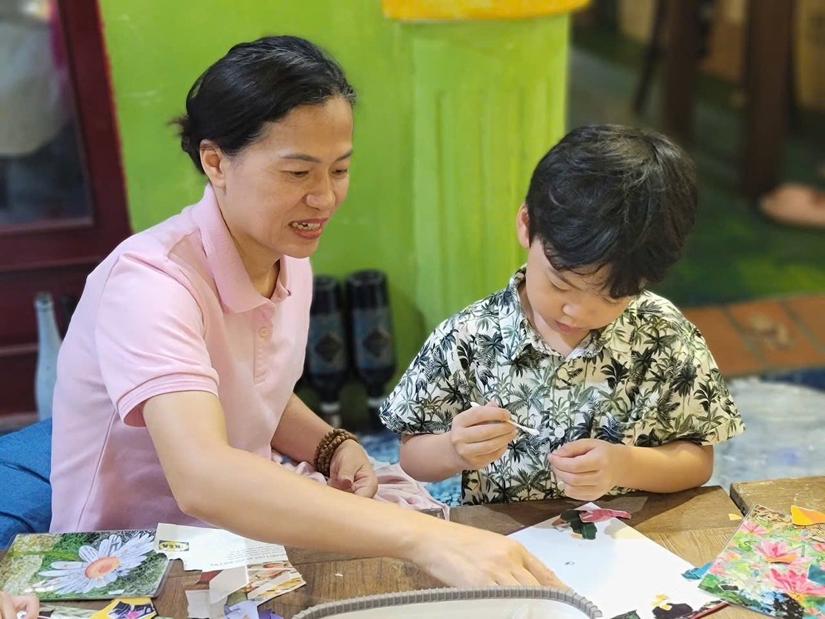 Chị Quỳnh Nga - người được cộng đồng yêu mến gọi bằng cái tên thân mật 'người chị đồng hành của giới trẻ'. Ảnh: VN&5C. Chị Quỳnh Nga - người được cộng đồng yêu mến gọi bằng cái tên thân mật 'người chị đồng hành của giới trẻ'. Ảnh: VN&5C.