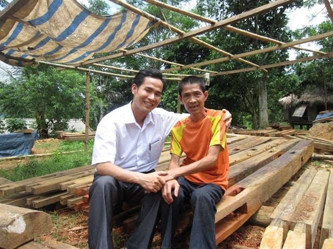 Nhà báo Văn Hùng và nhân vật trong một bài viết Nhà báo Văn Hùng và nhân vật trong một bài viết