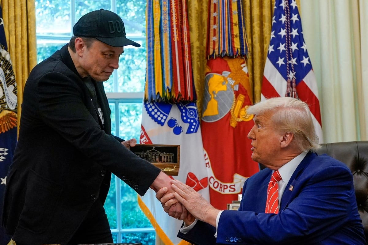 Tổng thống Mỹ Donald Trump bắt tay tỷ phú Elon Musk. Ảnh: Getty. Tổng thống Mỹ Donald Trump bắt tay tỷ phú Elon Musk. Ảnh: Getty.