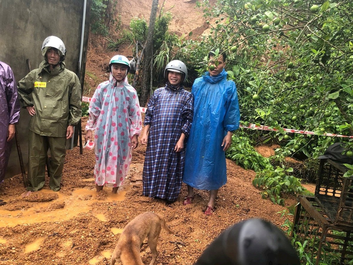 Mưa lớn cũng gây ra nhiều điểm sạt lở. Ảnh: CTV. Mưa lớn cũng gây ra nhiều điểm sạt lở. Ảnh: CTV.