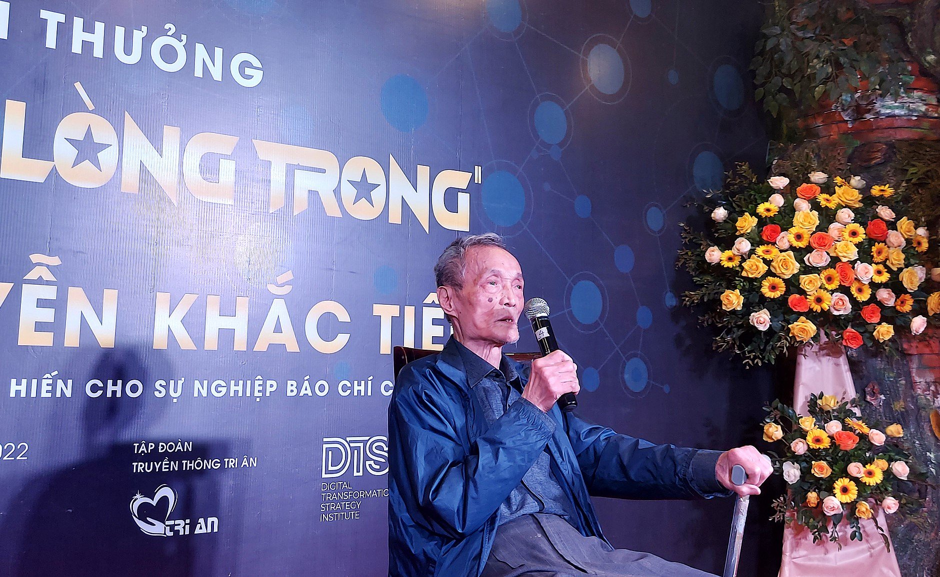 Nhà báo Nguyễn Khắc Tiếp trong lễ vinh danh của Hội Truyền thông số Việt Nam ngày 15/4/2022. Nhà báo Nguyễn Khắc Tiếp trong lễ vinh danh của Hội Truyền thông số Việt Nam ngày 15/4/2022.