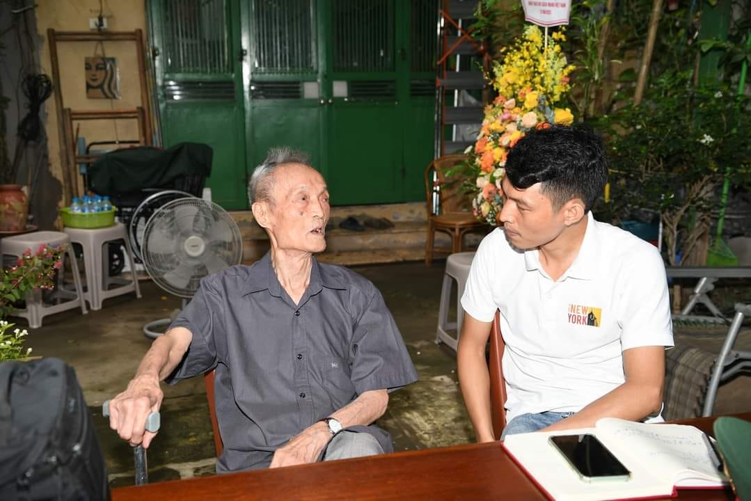Tác giả Kiều Mai Sơn (phải) hỏi chuyện Nhà báo Nguyễn Khắc Tiếp tại nhà riêng vào năm 2023. Tác giả Kiều Mai Sơn (phải) hỏi chuyện Nhà báo Nguyễn Khắc Tiếp tại nhà riêng vào năm 2023.
