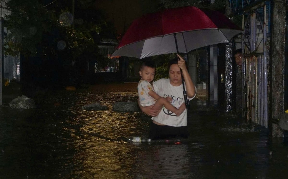 Người dân ở nhiều khu dân cư tại Đà Nẵng phải chạy lụt ngay trong đêm. Ảnh: V.A Người dân ở nhiều khu dân cư tại Đà Nẵng phải chạy lụt ngay trong đêm. Ảnh: V.A