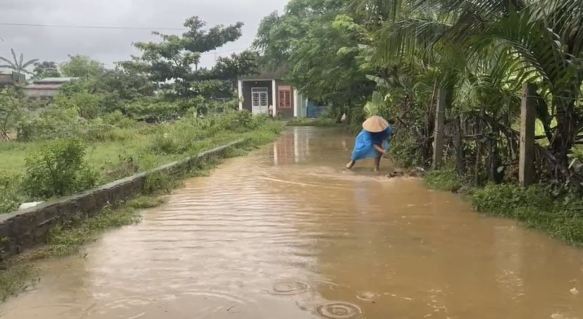 Nước lũ tràn về giữa mùa hè. Ảnh: Lan Anh. Nước lũ tràn về giữa mùa hè. Ảnh: Lan Anh.