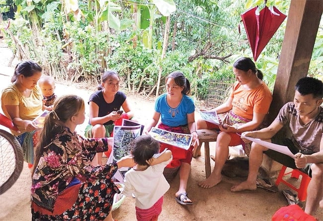 Buổi tuyên truyền về kết hôn đúng độ tuổi cho phụ nữ dân tộc thiểu số huyện Tủa Chùa. Ảnh: Hoàng Châu Buổi tuyên truyền về kết hôn đúng độ tuổi cho phụ nữ dân tộc thiểu số huyện Tủa Chùa. Ảnh: Hoàng Châu