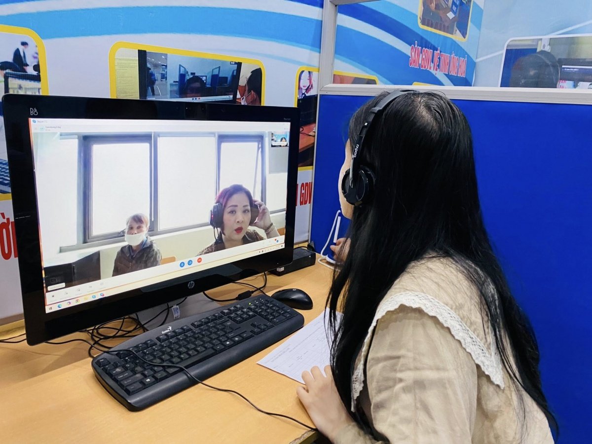 Phỏng vấn trực tuyến của người lao động với doanh nghiệp tại một phiên giao dịch việc làm trực tuyến. Ảnh: Minh Hà. Phỏng vấn trực tuyến của người lao động với doanh nghiệp tại một phiên giao dịch việc làm trực tuyến. Ảnh: Minh Hà.
