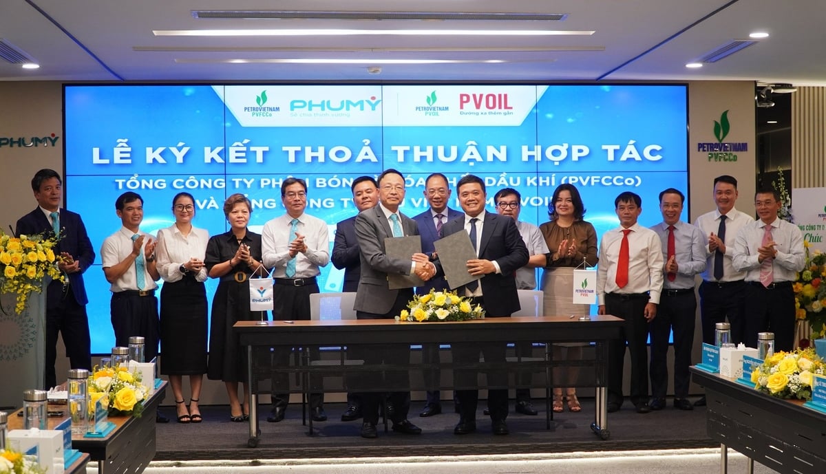 PVFCCo - Phú Mỹ và PVOIL ký kết thỏa thuận hợp tác trong lĩnh vực dịch vụ, thương mại và hóa chất. Ảnh: Đình Khôi. PVFCCo - Phú Mỹ và PVOIL ký kết thỏa thuận hợp tác trong lĩnh vực dịch vụ, thương mại và hóa chất. Ảnh: Đình Khôi.