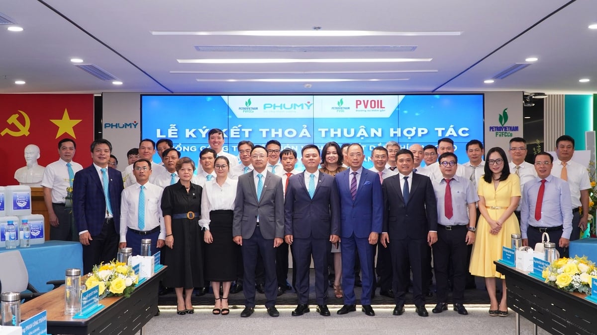 Đại diện lãnh đạo PVFCCo - Phú Mỹ và PVOIL tại lễ ký kết. Ảnh: Đình Khôi. Đại diện lãnh đạo PVFCCo - Phú Mỹ và PVOIL tại lễ ký kết. Ảnh: Đình Khôi.