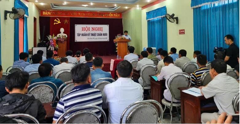 Lớp tập huấn kỹ thuật chăn nuôi cho 43 hội viên nông dân xã Mường Phăng và Nậm Lịch. Ảnh: Hoàng Châu. Lớp tập huấn kỹ thuật chăn nuôi cho 43 hội viên nông dân xã Mường Phăng và Nậm Lịch. Ảnh: Hoàng Châu.