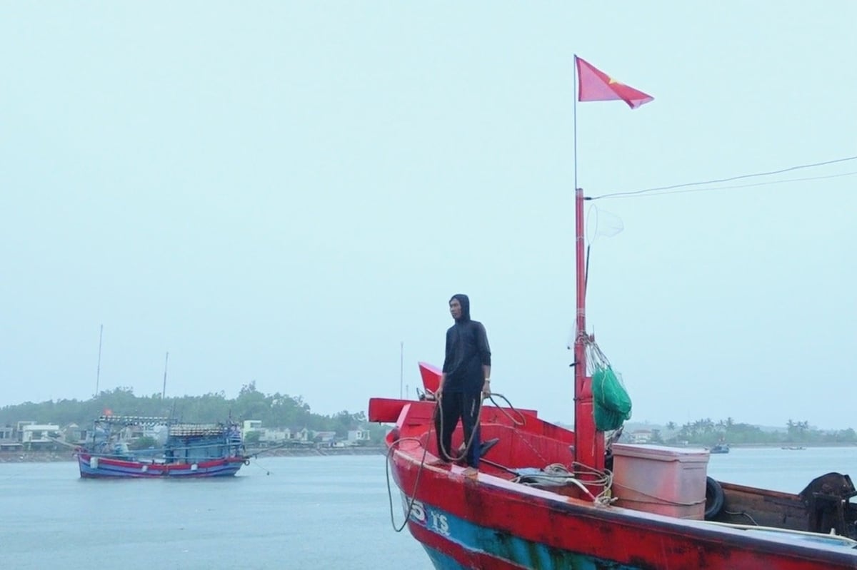 Ngư dân Quảng Ngãi đưa tàu thuyền về nơi neo đậu an toàn. Ảnh: Võ Hà. Ngư dân Quảng Ngãi đưa tàu thuyền về nơi neo đậu an toàn. Ảnh: Võ Hà.